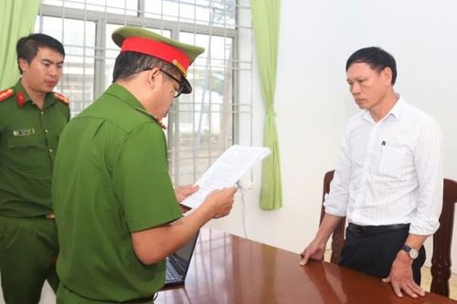 Công chức địa chính tự ý cho thuê đất rừng, chiếm đoạt tài sản