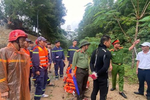 Vụ xe chở rác rơi sông Hương: Xác định danh tính 2 nạn nhân mất tích