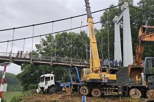 Trục vớt xe chở rác rơi xuống sông Hương, chưa tìm thấy 2 người gặp nạn