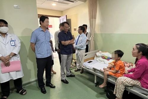 Ăn thịt chó bệnh, 7 người trong một gia đình nhập viện