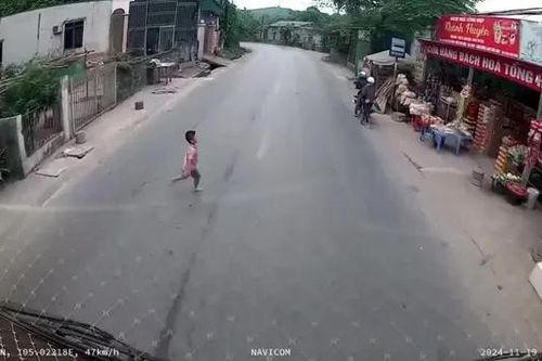 Nguy hiểm khi trẻ em chạy sang đường một mình