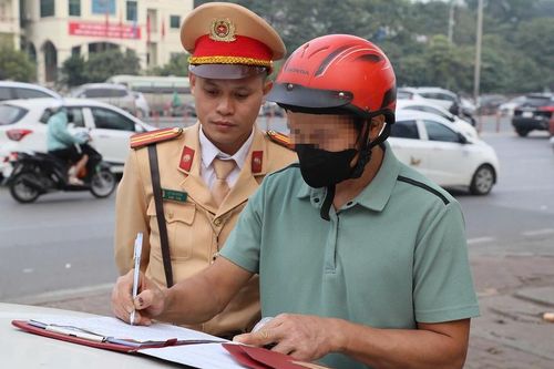Đi xe gắn máy lên đường vành đai 3 trên cao - ngỡ ngàng khi bị phạt tiền, tước giấy phép lái xe