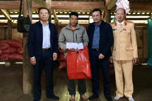Ban An toàn giao thông tỉnh thăm, tặng quà gia đình có nạn nhân tử vong do tai nạn giao thông tại huyện Bảo Lạc
