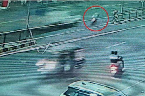 Clip: Tai nạn kinh hoàng, xe máy thiếu quan sát bị ôtô tải tông trúng, kéo lê hàng trăm mét