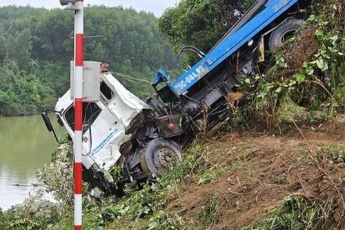 Clip khoảnh khắc xe chở rác lao từ cầu xuống sông, 2 người mất tích