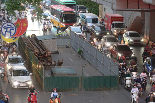 Đoạn đường huyết mạch ở Hà Nội dài 1,5km 'gánh' đến 14 lô cốt