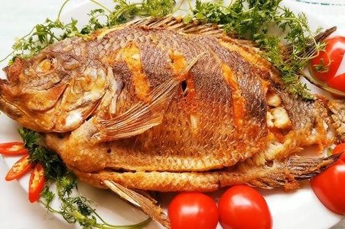 Rán cá rô nên để vảy hay cạo vảy?