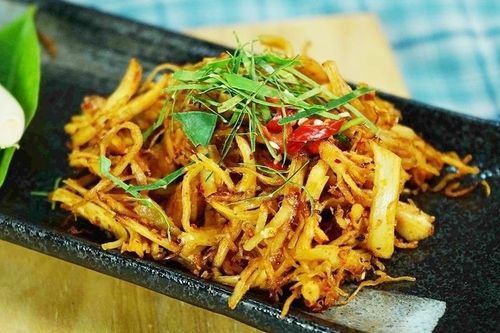 Cách làm khô gà lá chanh đơn giản tại nhà