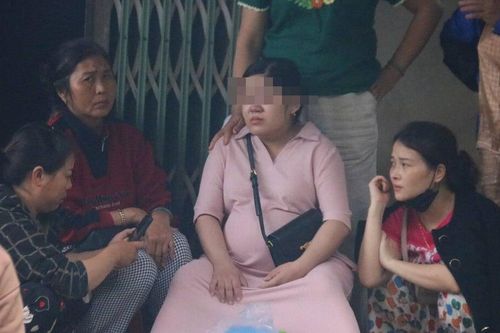 Vợ mang bầu ngóng tin chồng mất tích trong vụ xe rác lao xuống sông Hương