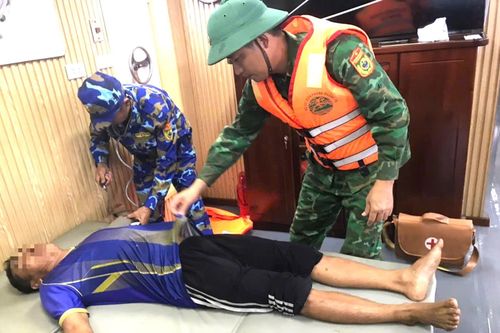 Chìm tàu cá, 5 ngư dân Quảng Bình được cứu sống