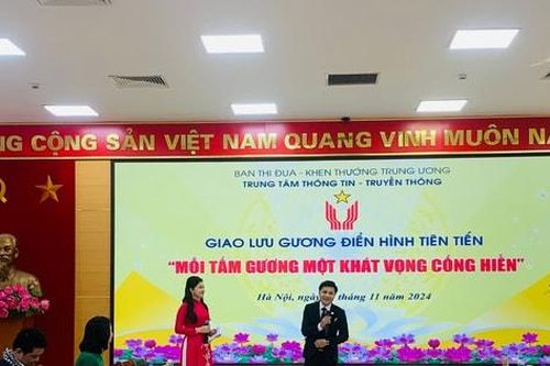 Giao lưu 'Mỗi tấm gương một khát vọng cống hiến'