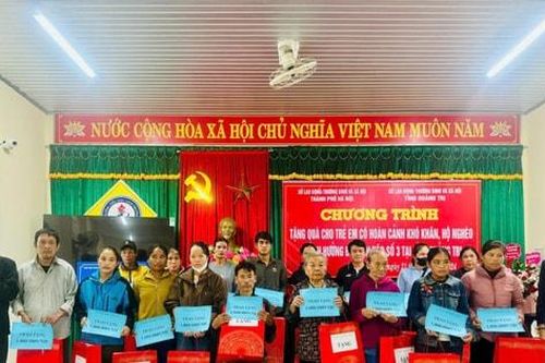 Dâng hương tưởng niệm liệt sĩ, trao quà trị giá 310 triệu đồng thực hiện an sinh xã hội tại tỉnh Quảng Trị