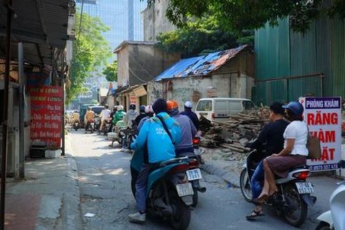 Người dân chật vật di chuyển qua ngõ 'huyết mạch' chờ mở rộng ở quận Cầu Giấy