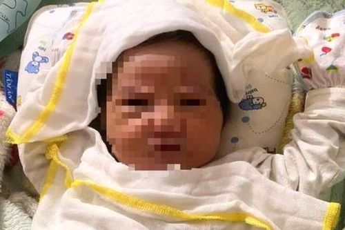 Bé gái sơ sinh bị bỏ rơi trước cửa nhà dân trong đêm cùng lời nhắn nuôi giúp