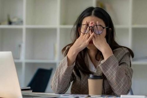 Cô gái 'hóa đá', bất động và không ăn uống vì bị sếp mắng, khiến gia đình sợ hãi