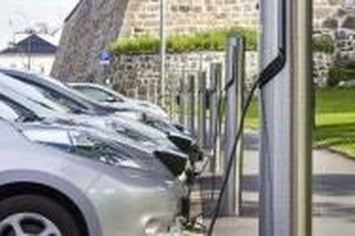Chính phủ chính thức đề xuất giảm thuế tiêu thụ đặc biệt với ô tô chạy xăng lai điện