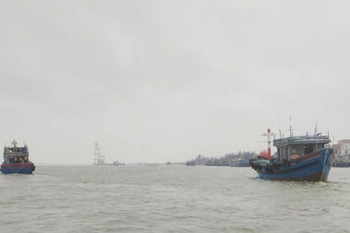 Quảng Bình: Giúp ngư dân kéo tàu cá bị nạn vào bờ