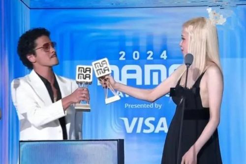 Khoảnh khắc ăn mừng gây sốt của Rosé và Bruno Mars