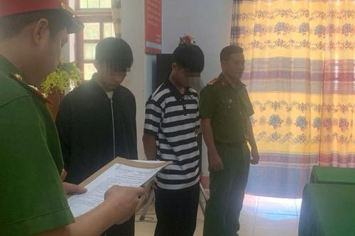 3 học sinh giải quyết mâu thuẫn bằng dao trong nhà vệ sinh trường