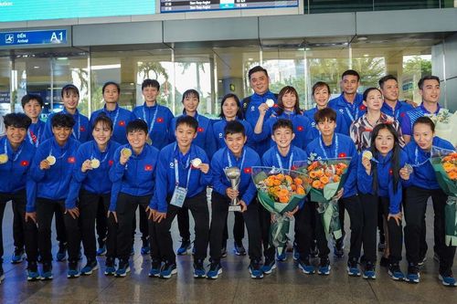 Tuyển thủ futsal nữ Việt Nam rạng rỡ mang Cúp vô địch Đông Nam Á về nước