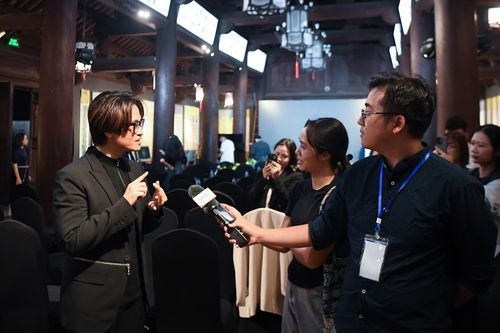 Ca sĩ Hà Anh Tuấn ủng hộ dự án 'Hạnh phúc cho em' 400 triệu đồng ngay tại vòng chấm chung kết Human Act Prize
