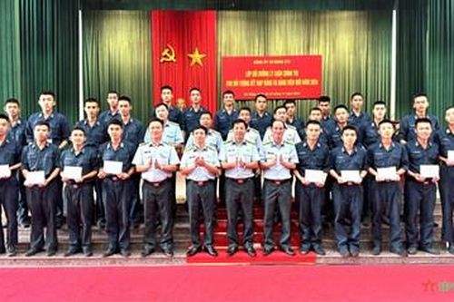 Sư đoàn 375 bồi dưỡng lý luận chính trị cho đối tượng kết nạp đảng và đảng viên mới