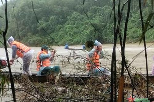 Lực lượng dân quân tham gia tìm kiếm 2 nạn nhân mất tích tại thị xã Hương Trà, tỉnh Thừa Thiên Huế