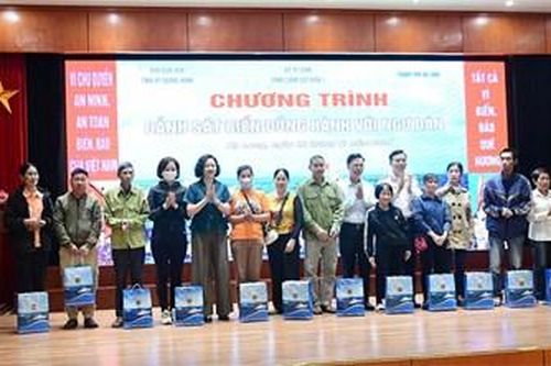 Sôi nổi chương trình Cảnh sát biển đồng hành với ngư dân trên đất mỏ