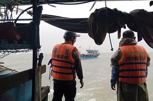 Bộ đội Biên phòng Quảng Bình cứu kéo tàu cá gặp nạn