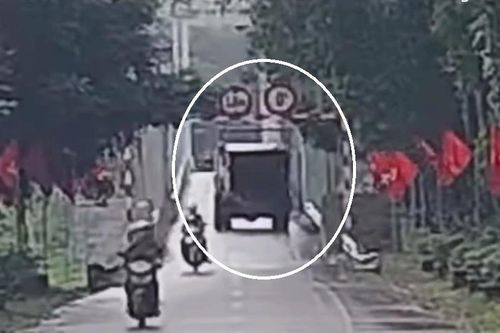 Xe rác rơi xuống sông, 2 người mất tích