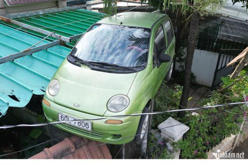 Đề nghị chủ nhà di dời ô-tô Maztiz đậu trên mái cổng nhà ở Đồng Nai