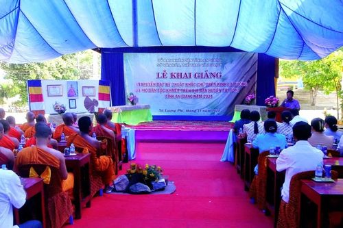 Dạy kỹ năng khắc chữ trên lá buông cho đồng bào dân tộc Khmer ở An Giang