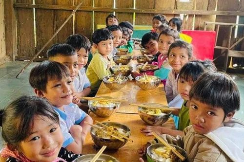 Ăm ắp yêu thương: Những thầy giáo 'nấu cơm cho em'