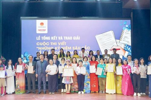 Trao giải cuộc thi 'Những kỷ niệm sâu sắc về thầy cô và mái trường' năm 2024