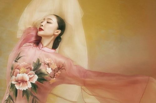 NSƯT Linh Nga tạo dáng với áo dài lụa thêu tay, tôn vinh nghề ươm tơ dệt vải