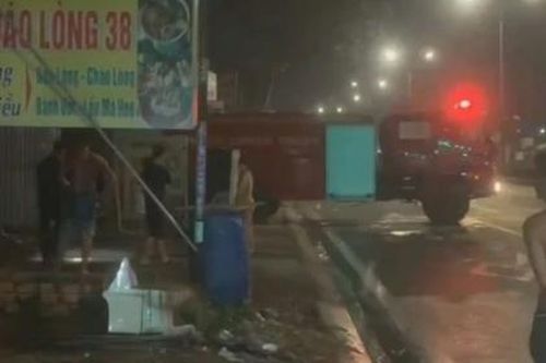Lửa dữ dội thiêu rụi ô tô tải và xe máy trong quán cháo lòng