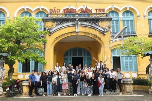 Vì sao càng hội nhập, việc giáo dục về bản sắc dân tộc lại càng quan trọng với người trẻ?