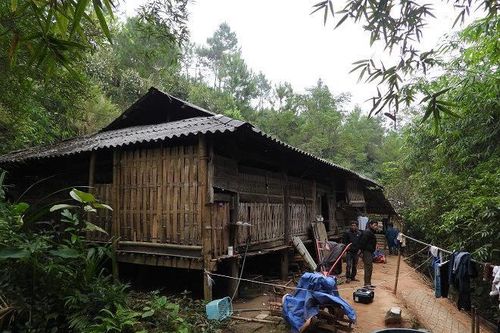Bắt tạm giam nghịch tử tẩm xăng đốt bố mẹ tử vong