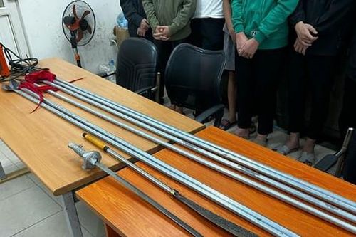 Hà Nội: Bắt giữ nhóm đối tượng mang giáo mác tự chế đuổi đánh nhau trong đêm