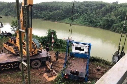 Xe chở rác lao xuống cầu treo Bình Thành, hai người mất tích