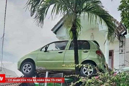 Chủ nhà hạ ô tô 'treo' trên cổng sau khi gây xôn xao dư luận