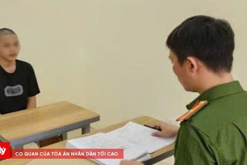 Kẹp 3 không đội mũ bảo hiểm, lao xe vào cảnh sát giao thông