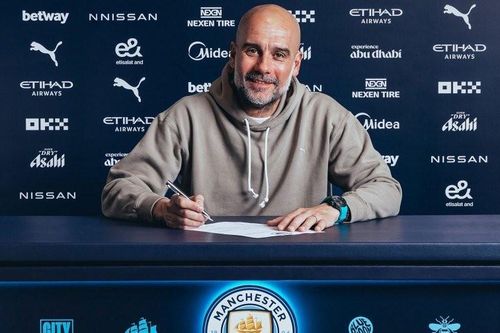 Pep Guardiola hồ hởi ký hợp đồng mới với Man City
