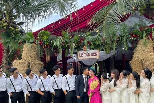 Chú rể Bình Định dùng 1 tấn rau củ trang trí đám cưới, tặng khách mang về nấu ăn