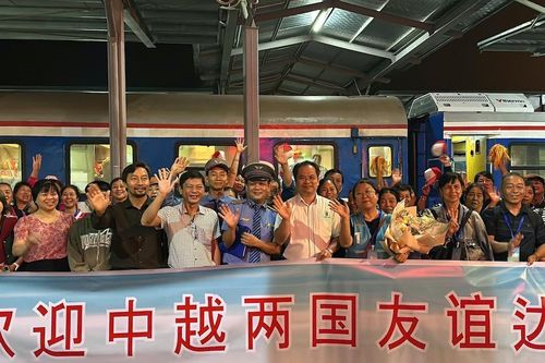 Đường sắt đón đoàn 400 khách Trung Quốc qua cửa khẩu Lào Cai