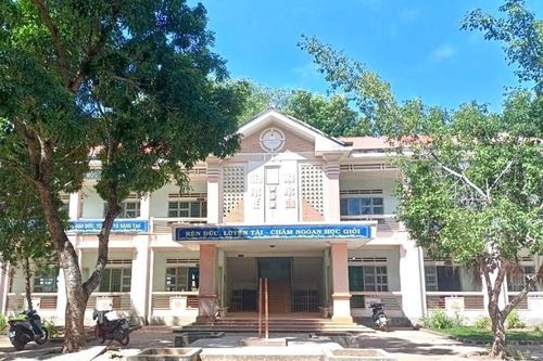 Vụ hiệu trưởng bỏ nhiệm sở nhiều ngày: Huyện vào cuộc xử lý lương cho giáo viên