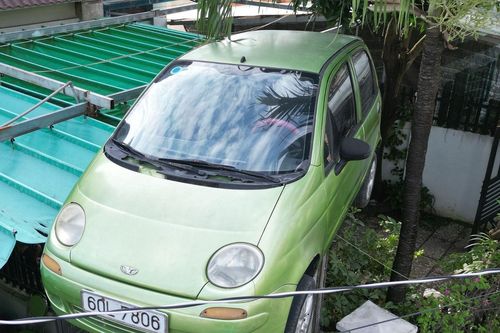 Phường đề nghị chủ nhà di dời ô tô Matiz 'đậu' trên mái cổng nhà ở Đồng Nai