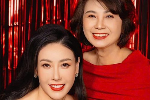 Bất ngờ với nhan sắc của mẹ hoa hậu Hà Kiều Anh, MC Thảo Vân xinh đẹp tuổi 54