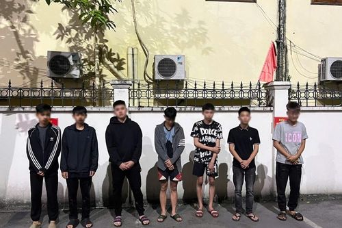 Bắt nhóm thanh, thiếu niên cầm hung khí đuổi đánh người đi đường giữa đêm