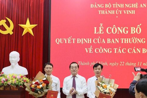 Thành ủy Vinh công bố các quyết định về công tác cán bộ